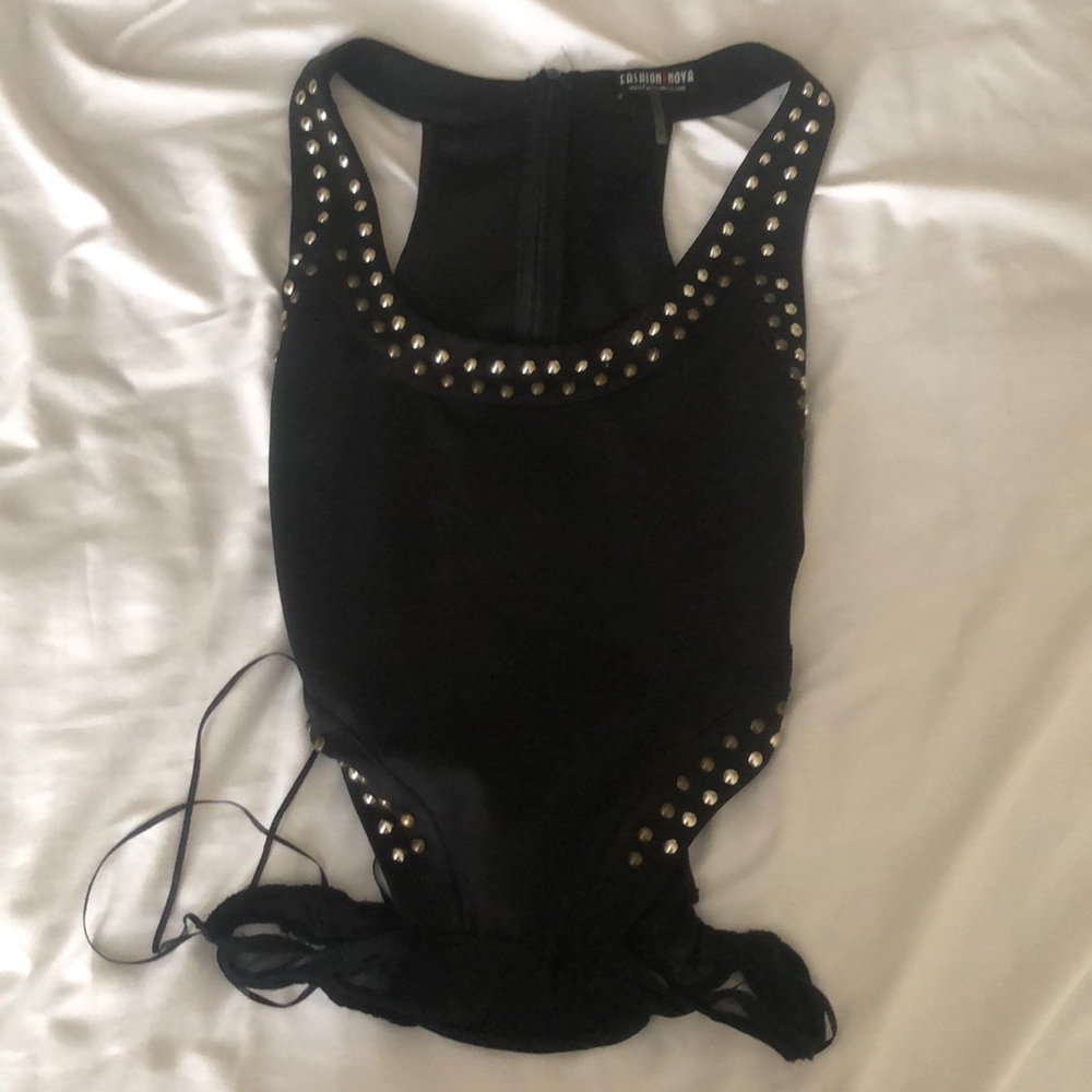 Blk body suit FASION NOVA